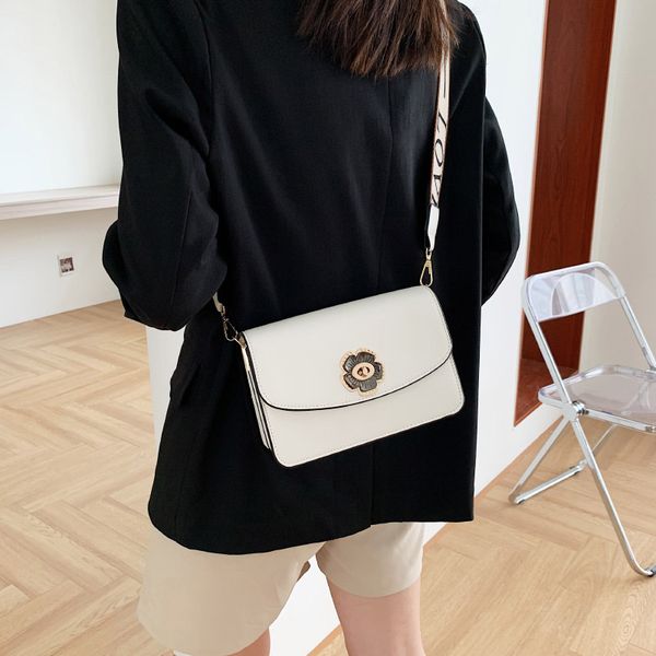 brand metal flower small square bag women luxury designer broad shoulder crossbody bags 2021 pu leather phone bags
brand metal flower small square bag women luxury designer broad shoulder crossbody bags 2021 pu leather phone bags