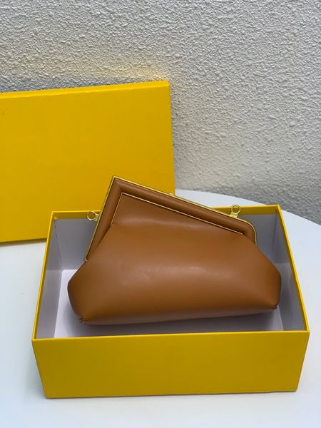 ladies shoulder bags designer handbag luxury leather large capacity open zipper inside solid color size 26-18-9.5cm
ladies shoulder bags designer handbag luxury leather large capacity open zipper inside solid color size 26-18-9.5cm