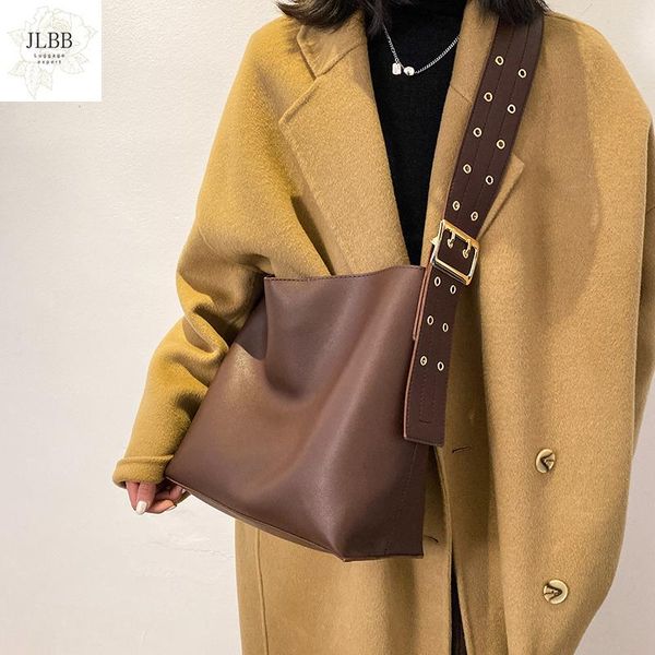 shoulder bags vintage bucket bag for women designer wide strap luxury pu leather crossbody messenger big composite purses
shoulder bags vintage bucket bag for women designer wide strap luxury pu leather crossbody messenger big composite purses