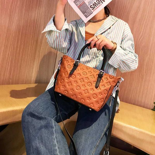 luxury handbags fashion embossed leather women's bag 2021 old flower handbag head leather msenger shoulder bag 188602
luxury handbags fashion embossed leather women's bag 2021 old flower handbag head leather msenger shoulder bag 188602