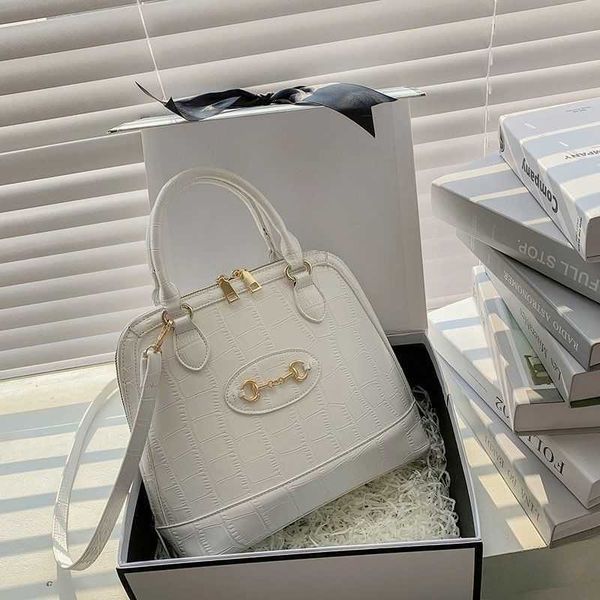 wholesale fashion 2021 horse style clasp shell portable one shoulder messenger bag for female students luxuryss designerss yw
wholesale fashion 2021 horse style clasp shell portable one shoulder messenger bag for female students luxuryss designerss yw