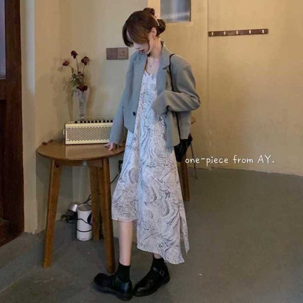 erly spring french pure dire suspender suit with sense of dign inside nd a few drs on the outside, Black;gray
erly spring french pure dire suspender suit with sense of dign inside nd a few drs on the outside, Black;gray
