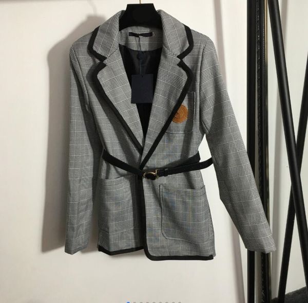 ladies letter embroidered pockets, belt waist, v-neck, long-sleeved suit jacket, gray 819, White;black
ladies letter embroidered pockets, belt waist, v-neck, long-sleeved suit jacket, gray 819, White;black