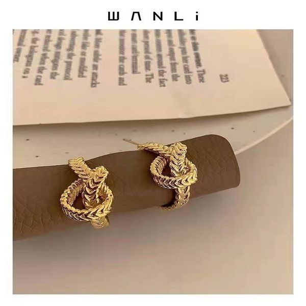 2021 new twist knot metal earrings simple temperament fashion earrings female S925 silver needle, Golden
2021 new twist knot metal earrings simple temperament fashion earrings female S925 silver needle, Golden