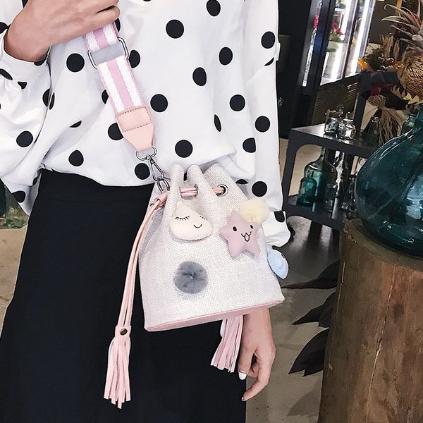 2020 shoulder bag hair ball ladies star preparation drawstring personalized bucket cartoon doll fashion new cksxf
2020 shoulder bag hair ball ladies star preparation drawstring personalized bucket cartoon doll fashion new cksxf