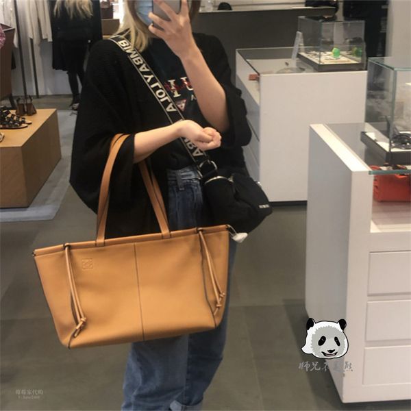 bag holderlowe / luo yiwei women's eastwest cowhide shopping tote portable shoulder baghandbag hook
bag holderlowe / luo yiwei women's eastwest cowhide shopping tote portable shoulder baghandbag hook