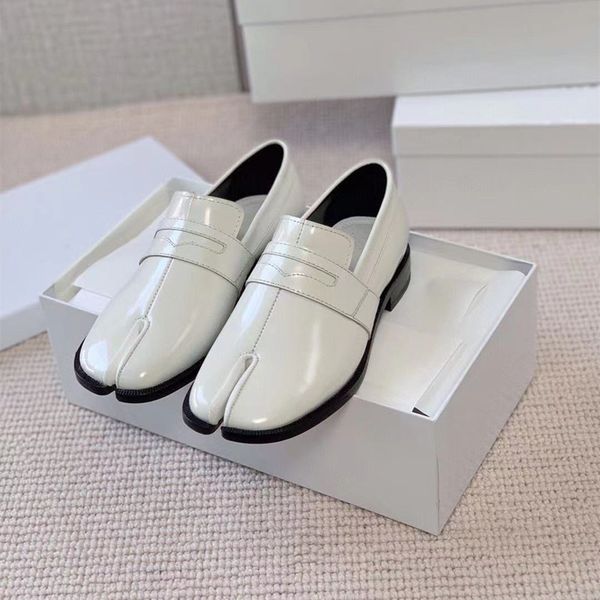high-quality brand womens shoes split-toed soft patent leather feet british style trotter muller loafers flat heel outsole split fork lazy c, Black
high-quality brand womens shoes split-toed soft patent leather feet british style trotter muller loafers flat heel outsole split fork lazy c, Black