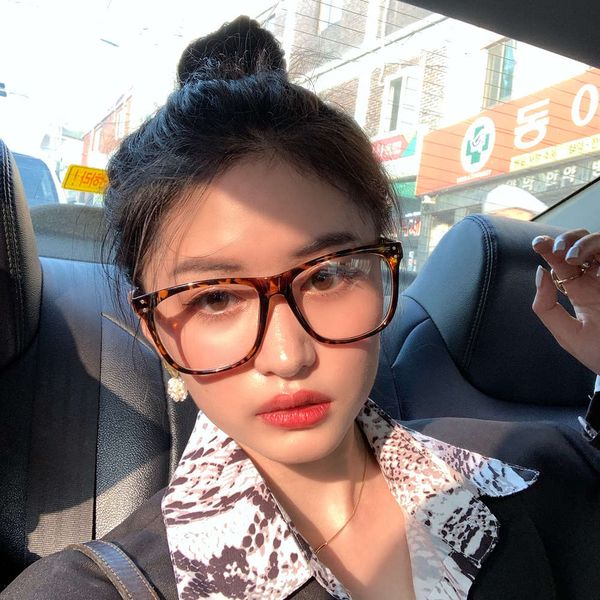 2021 designer sunglasses trendy personality urban women's fashion wear accessories square glasses art for face with box, White;black
2021 designer sunglasses trendy personality urban women's fashion wear accessories square glasses art for face with box, White;black