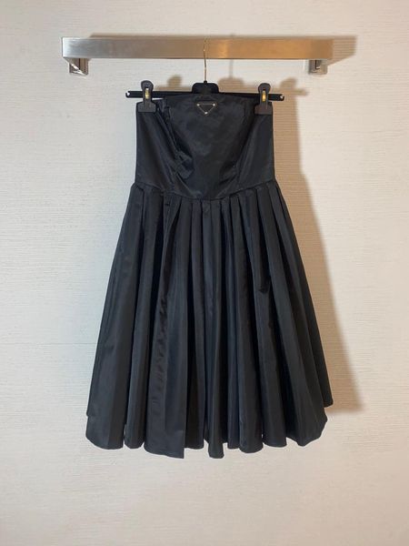 new 2021 women tube reveals the clavicle waist and thin skirt small black skirt
new 2021 women tube reveals the clavicle waist and thin skirt small black skirt