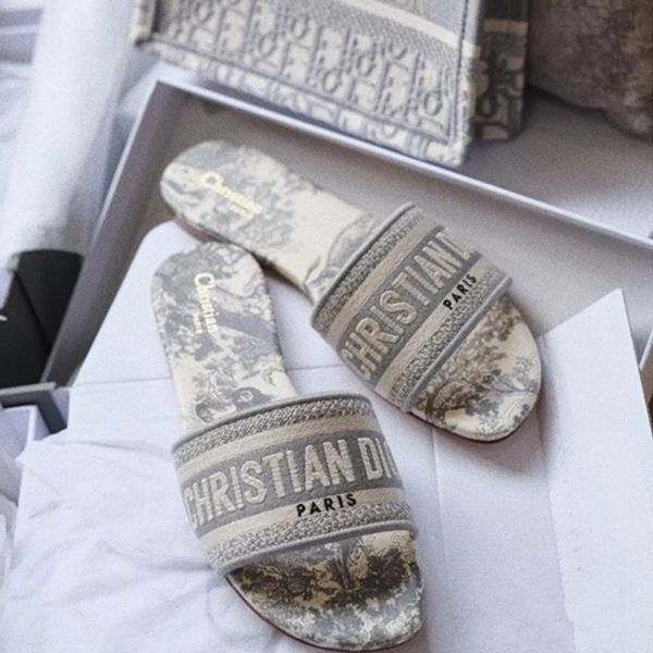 slippers 2021 new family shoes summer flat bottom letter old flower embroidery printing sandals for women, Black
slippers 2021 new family shoes summer flat bottom letter old flower embroidery printing sandals for women, Black