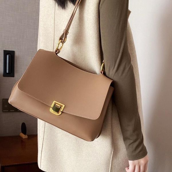 cross body cowhide retro temperament one-shoulder diagonal handbag summer business commuting casual fashion trend all-match leather
cross body cowhide retro temperament one-shoulder diagonal handbag summer business commuting casual fashion trend all-match leather