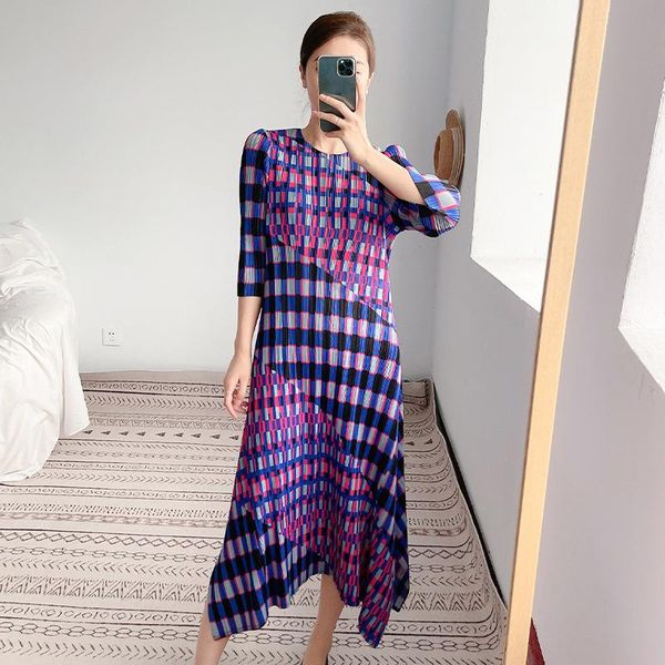 casual dresses autumn 2021 plaid print long dress women miyak fold fashion plus size loose three-quarter sleeve round neck, Black;gray
casual dresses autumn 2021 plaid print long dress women miyak fold fashion plus size loose three-quarter sleeve round neck, Black;gray
