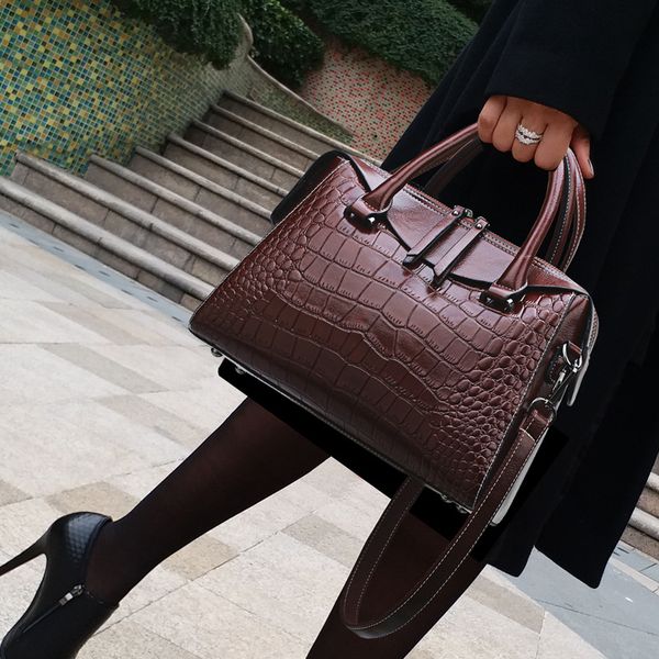 new arrivals 00% cow leather messenger bag fashion lady one-shoulder portable diagonal purses and messenger bags luxury design
new arrivals 00% cow leather messenger bag fashion lady one-shoulder portable diagonal purses and messenger bags luxury design
