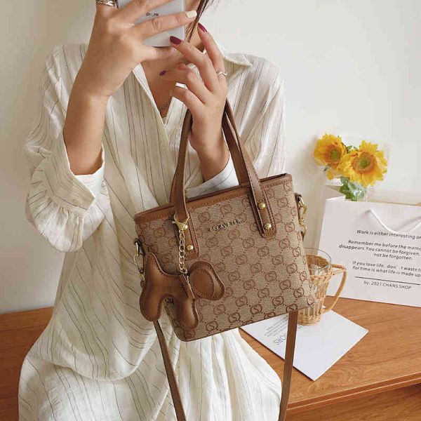 2022 latest handbag factory store september small bag women's red portable bucket bag
2022 latest handbag factory store september small bag women's red portable bucket bag
