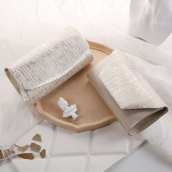 main product is bright face dinner with bark pattern. lady's slanting shoulder can be used to carry the evening bag
main product is bright face dinner with bark pattern. lady's slanting shoulder can be used to carry the evening bag
