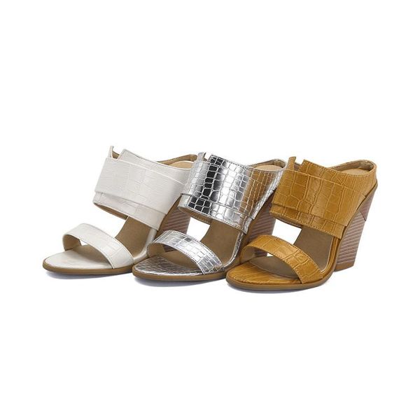 slippers shoes square heel beige heeled sandals ladies' rubber flip flops slipers women block black hawaiian 2021 high soft soli
slippers shoes square heel beige heeled sandals ladies' rubber flip flops slipers women block black hawaiian 2021 high soft soli
