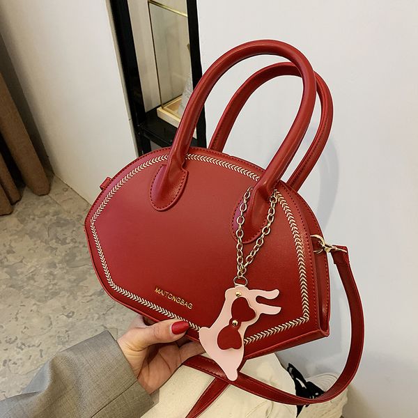 niche design handbag 2021 popular new fashion messenger bag high-end western style handbag underarm bag dual-use bag width: 27cm c0225
niche design handbag 2021 popular new fashion messenger bag high-end western style handbag underarm bag dual-use bag width: 27cm c0225