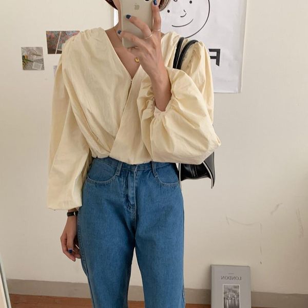 women's blouses & shirts korean ol lady retro french lantern sleeve v-neck 2021 chic fashion women pleated buckle design loose short wh, White
women's blouses & shirts korean ol lady retro french lantern sleeve v-neck 2021 chic fashion women pleated buckle design loose short wh, White