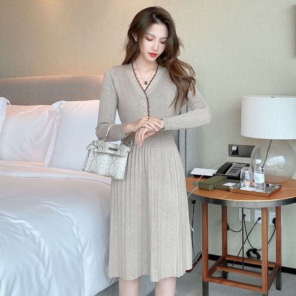 new korean v-neck knitted long sleeve dress in spring and summer of 2021, Black;gray
new korean v-neck knitted long sleeve dress in spring and summer of 2021, Black;gray