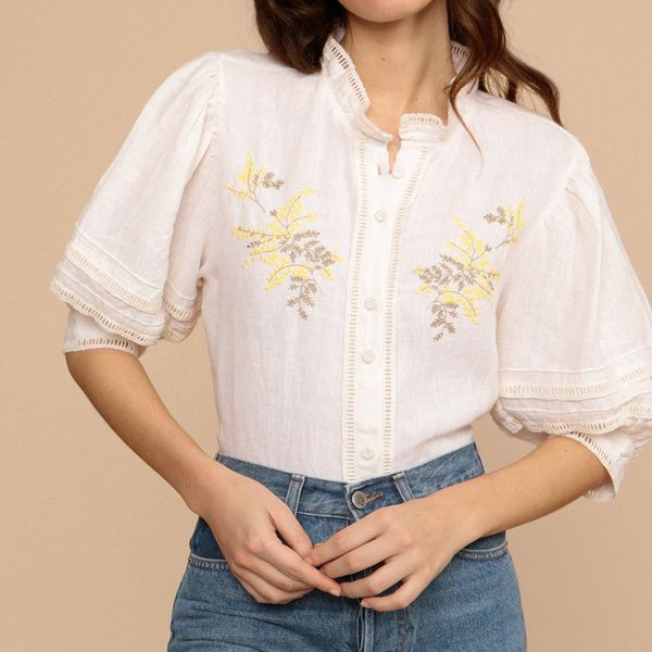 2021 spring half sleeve stand neck white pure color embroidery buttons single-breasted blouse women fashion shirt 21g1213068
2021 spring half sleeve stand neck white pure color embroidery buttons single-breasted blouse women fashion shirt 21g1213068