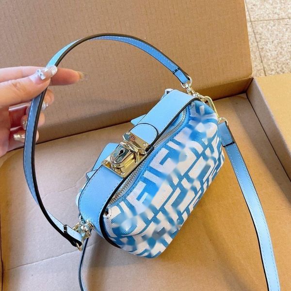 luxury handbags and storage bags fend gift box packaging popular online middle ancient flower make-up bag lunch size: 15
luxury handbags and storage bags fend gift box packaging popular online middle ancient flower make-up bag lunch size: 15