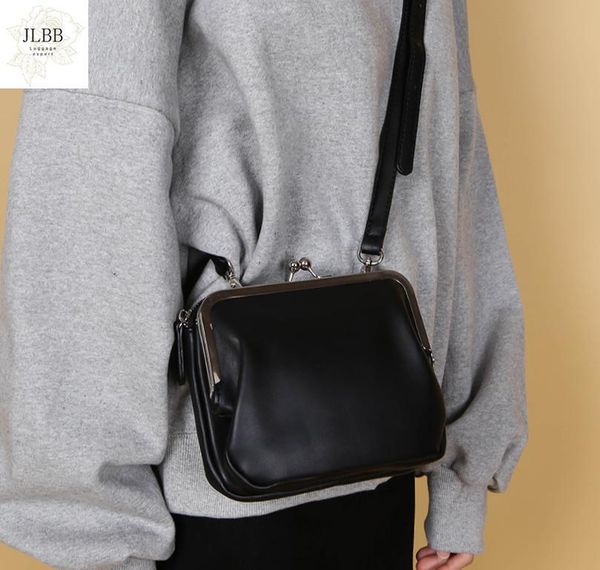 vintage clip shell women shoulder bags designer messenge bag luxury pu leather female crossbdoy bag lady chic small purses 2021
vintage clip shell women shoulder bags designer messenge bag luxury pu leather female crossbdoy bag lady chic small purses 2021