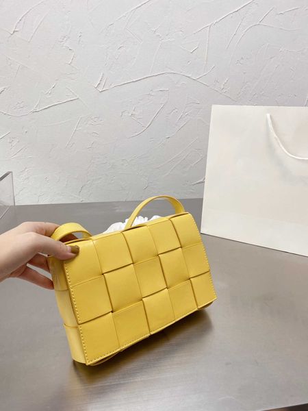 2022 luxury designer ladies famous brand messenger bag woven pillow bag ladies multicolor bag
2022 luxury designer ladies famous brand messenger bag woven pillow bag ladies multicolor bag