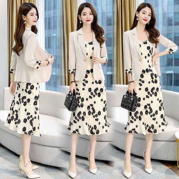 two piece 2021 spring and autumn temperament suspender skirt with underlay women's wtern style age reducing suit, Black;gray
two piece 2021 spring and autumn temperament suspender skirt with underlay women's wtern style age reducing suit, Black;gray