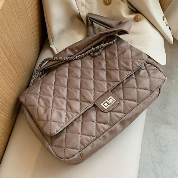black quilted retro large-capacity bag women's bag 2021 new style fashion all-match simple shoulder tote
black quilted retro large-capacity bag women's bag 2021 new style fashion all-match simple shoulder tote