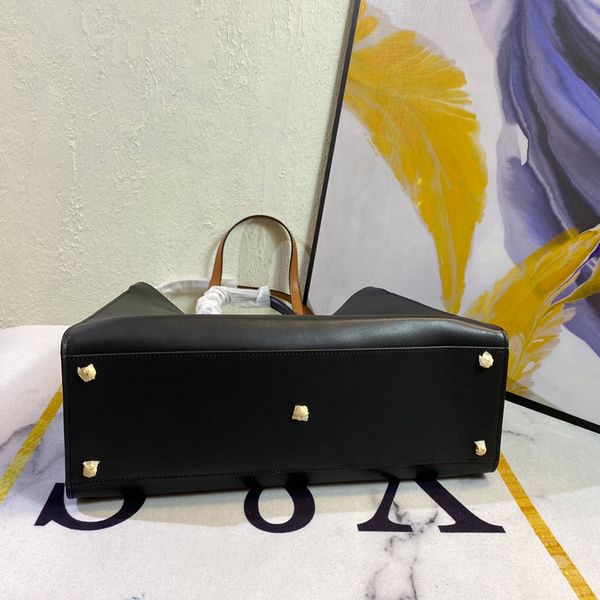 single shoulder bag crossbody tote bag shopper handbag cow leather hand bag medium handbag lady large flap packag gold hardware
single shoulder bag crossbody tote bag shopper handbag cow leather hand bag medium handbag lady large flap packag gold hardware