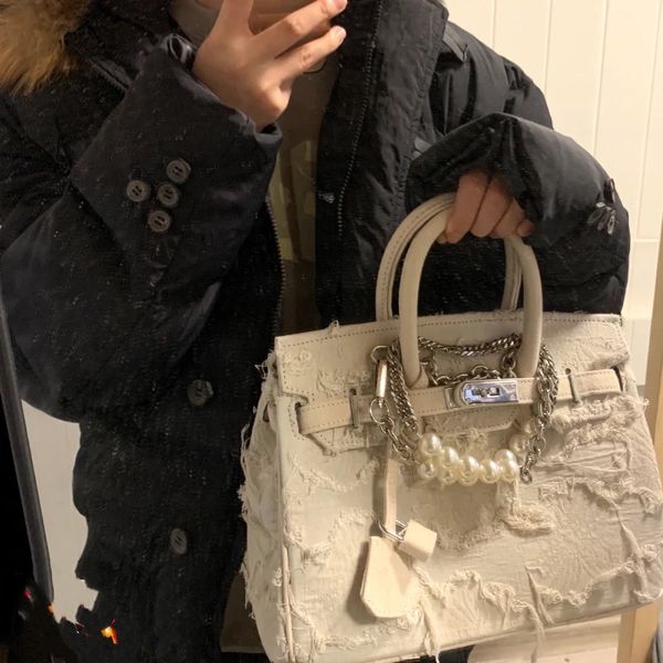 a small group of hand-made old denim stitching beggars canvas kelly hand-held messenger bag trendy girl
a small group of hand-made old denim stitching beggars canvas kelly hand-held messenger bag trendy girl