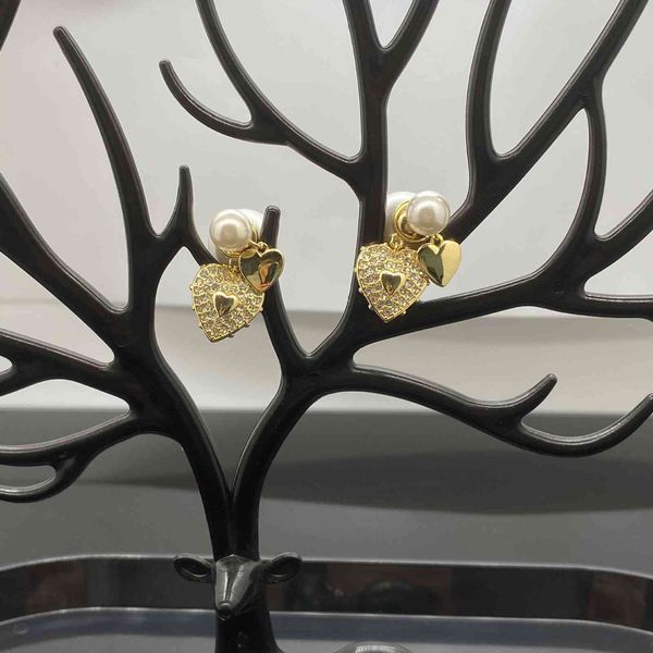 chandeliers earrings d family letter pearl inlaid diamond, Silver
chandeliers earrings d family letter pearl inlaid diamond, Silver