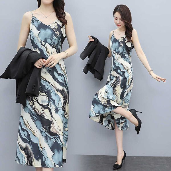 suspender dr's style in summer 2021, slim fitting suit with sleevels acetate satin skirt, Black;gray
suspender dr's style in summer 2021, slim fitting suit with sleevels acetate satin skirt, Black;gray