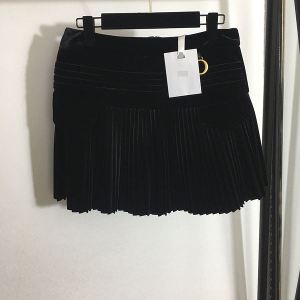 dress 2021 autumn winter d letter high waist slim velvet pleated short skirt inner bottom pants, White;black 
dress 2021 autumn winter d letter high waist slim velvet pleated short skirt inner bottom pants, White;black