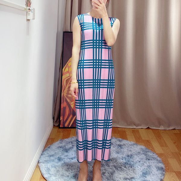 classic folding female dress, summer 2021, new dress with slim cut, sleeveless, modern, elastic, round, 789 dhz4, Black;gray
classic folding female dress, summer 2021, new dress with slim cut, sleeveless, modern, elastic, round, 789 dhz4, Black;gray