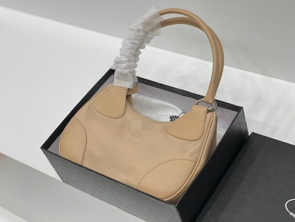 2022 fashion designer tramp bag smooth leather with adjustable shoulder strap metal hook closure design
2022 fashion designer tramp bag smooth leather with adjustable shoulder strap metal hook closure design