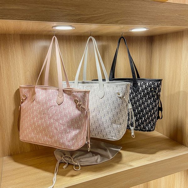 2021 new one shoulder messenger fashion versatile old flower letter bag large capacity handbag tote bag
2021 new one shoulder messenger fashion versatile old flower letter bag large capacity handbag tote bag