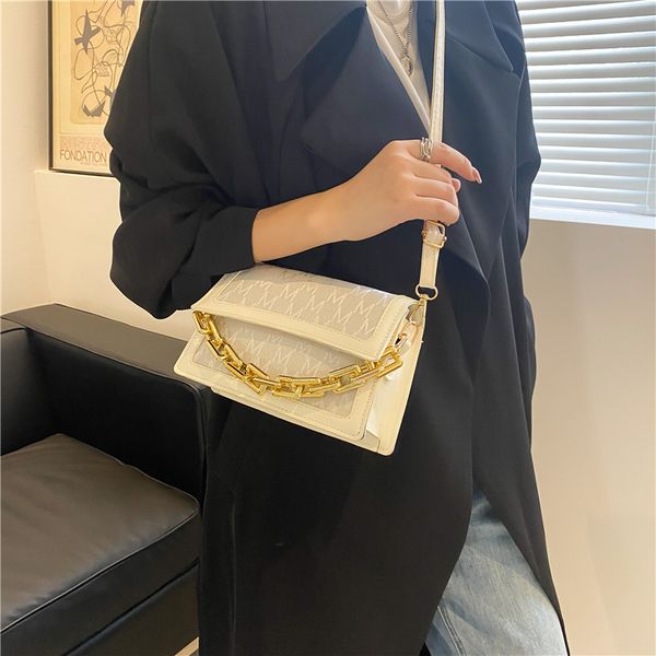autumn 2021 fashion chain messenger bag leisure small women's simple one shoulder square, Black;red
autumn 2021 fashion chain messenger bag leisure small women's simple one shoulder square, Black;red