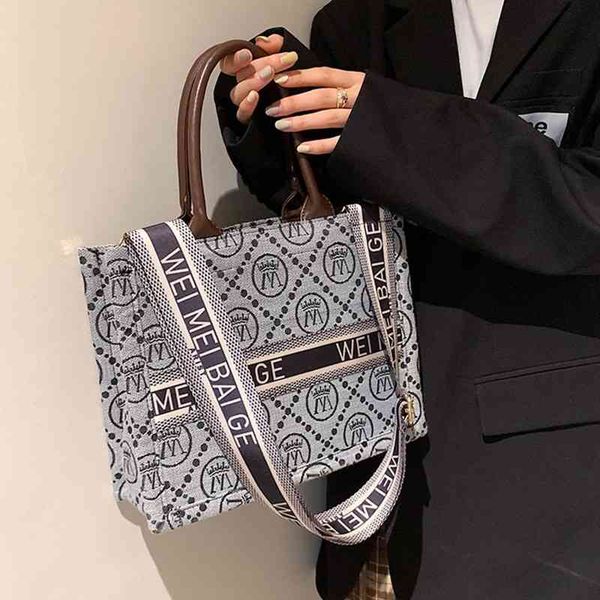 large capacity women's 2021 autumn and winter versatile new fashion messenger bag tb portable single shoulder tote bag
large capacity women's 2021 autumn and winter versatile new fashion messenger bag tb portable single shoulder tote bag