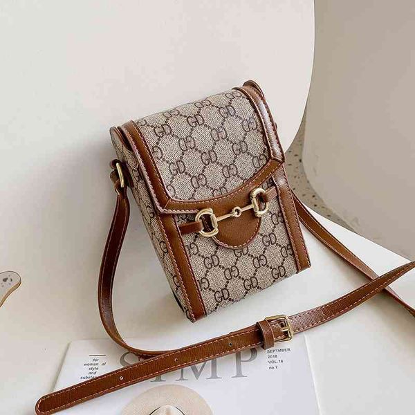 design alphabet printed single shoulder messenger new fashion metal mobile phone women's bag handbags
design alphabet printed single shoulder messenger new fashion metal mobile phone women's bag handbags