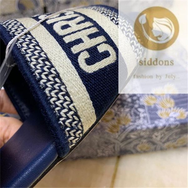 2021 new classic embroidered letter slippers holiday beach slippers multi-color optional star same style, Black
2021 new classic embroidered letter slippers holiday beach slippers multi-color optional star same style, Black