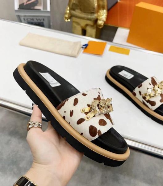 2022 women slippers sandals fashion designers triangle flat slides flip flops summer genuine leather outdoor loafers bath shoes beachwear, Black
2022 women slippers sandals fashion designers triangle flat slides flip flops summer genuine leather outdoor loafers bath shoes beachwear, Black