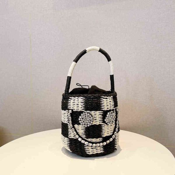 shopping bags design summer straw bucket bag new korean for woman retro rhinestone smiley handbag luxury woven clutch purse220307
shopping bags design summer straw bucket bag new korean for woman retro rhinestone smiley handbag luxury woven clutch purse220307