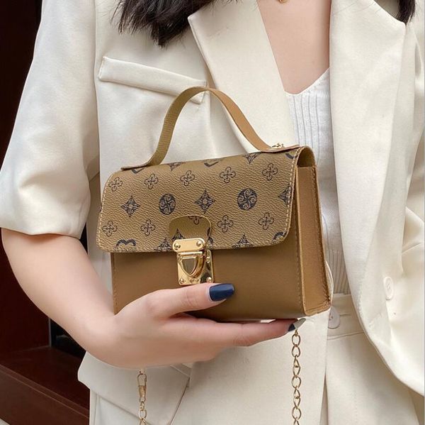 high-quality women retro old flower bag fashion luxury designer presbyopia portable messenger bale lock chain small square bags, Black;red
high-quality women retro old flower bag fashion luxury designer presbyopia portable messenger bale lock chain small square bags, Black;red