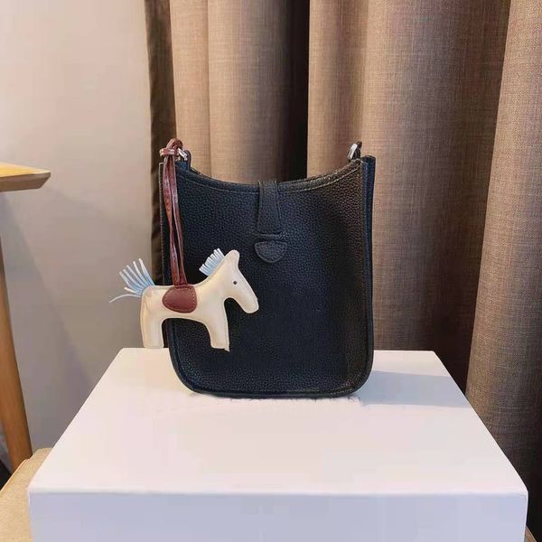 the new genuine leather handbags handbag mini fashion one shoulder bags his hollow out bucket nuzhen women girls shoulder bag men
the new genuine leather handbags handbag mini fashion one shoulder bags his hollow out bucket nuzhen women girls shoulder bag men