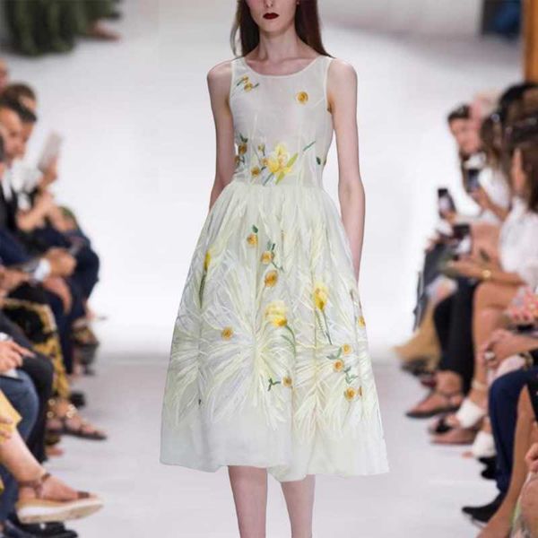 casual dresses 2021 summer runway retro ethnic style embroidery flowers self-cultivation temperament mid-length dress with big swing, Black;gray
casual dresses 2021 summer runway retro ethnic style embroidery flowers self-cultivation temperament mid-length dress with big swing, Black;gray