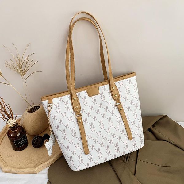 evening bags 2021 summer retro letter printing fashion high-quality texture large-capacity portable tote class shoulder women niche bag 
evening bags 2021 summer retro letter printing fashion high-quality texture large-capacity portable tote class shoulder women niche bag