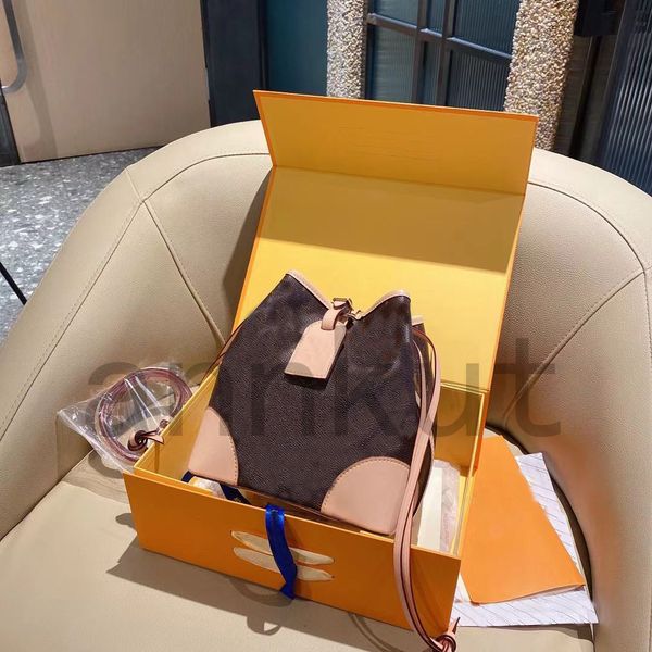 genuine leather bag, mini fashion ladies drawstring leather noe flower bucket handbags tote flower pattern material classical has logo 2size
genuine leather bag, mini fashion ladies drawstring leather noe flower bucket handbags tote flower pattern material classical has logo 2size