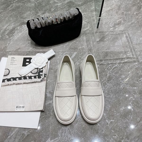 2021 the latest luxury designer dress flat women casual shoes low-genuine leather metal buckle good quality white, Black
2021 the latest luxury designer dress flat women casual shoes low-genuine leather metal buckle good quality white, Black