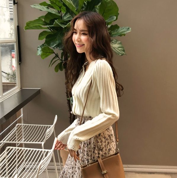 2021 new vintage hollow lace v-neck pearl button all-match girl exquisite sweater cardigan jacket autumn y10i, White;black
2021 new vintage hollow lace v-neck pearl button all-match girl exquisite sweater cardigan jacket autumn y10i, White;black